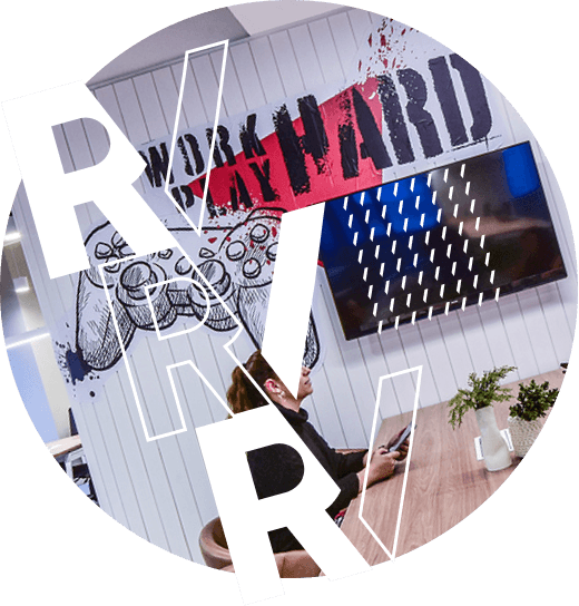Imagem de uma parede com um controle de vídeo game desenhado escrito 'work hard, play hard'